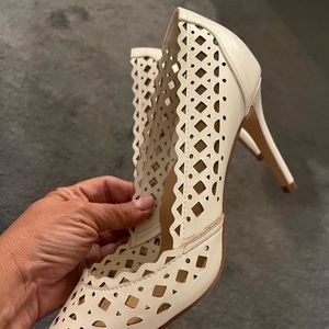 Brand new soft white lace design pumps